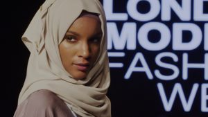 Made in Islam - Dame med hijab på catwalk